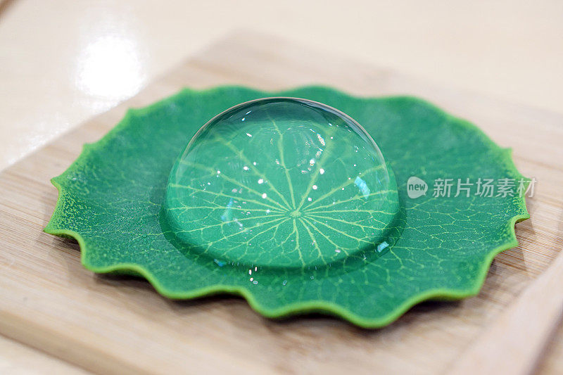 雨滴蛋糕或水蛋糕，也被称为Mizo Suishyo麻糬在百合盘，日本甜品风格。